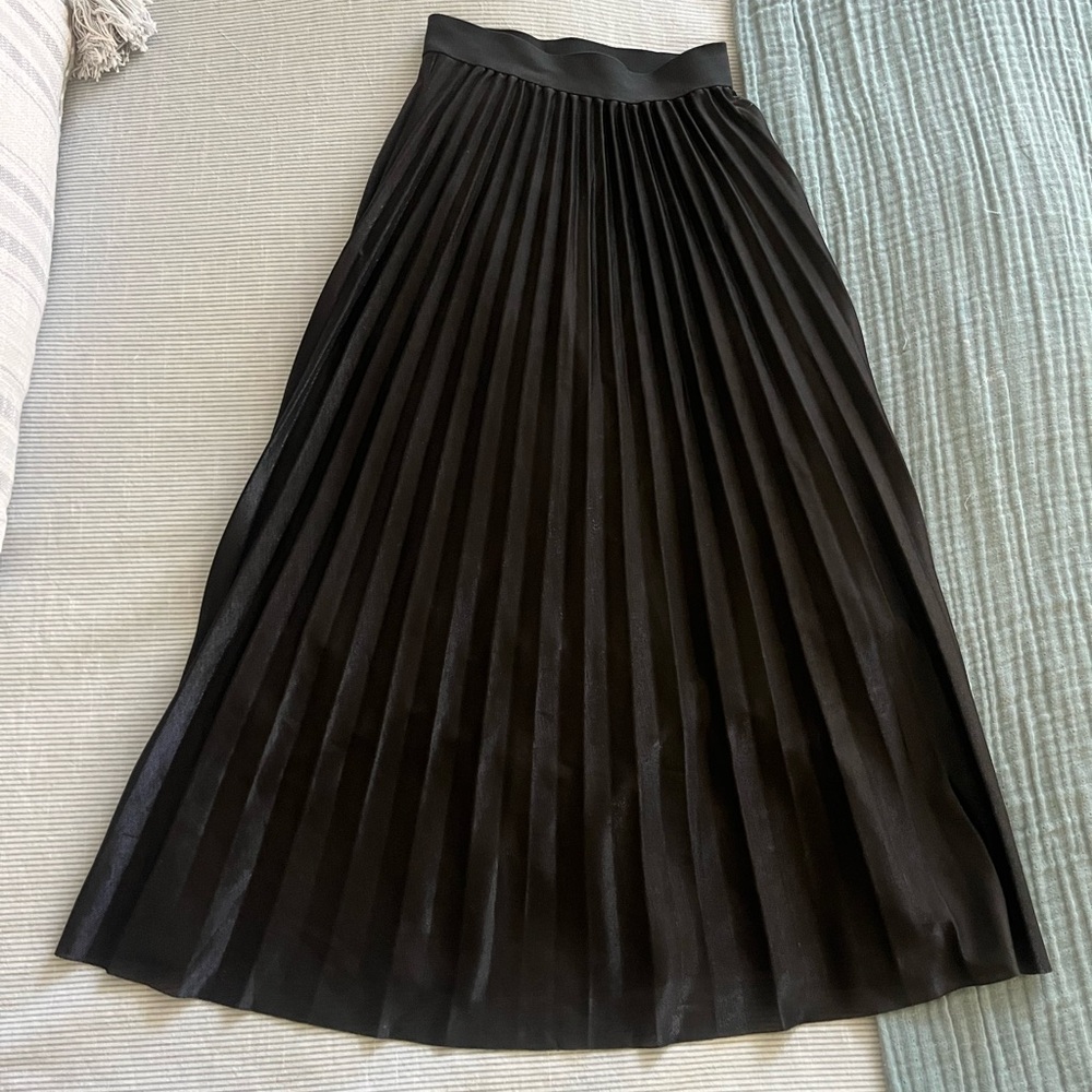 Elegant Black Pleated Midi Skirt